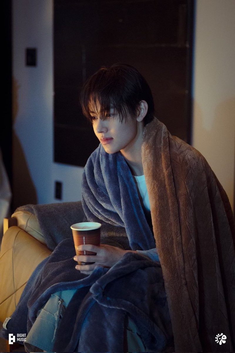 SeonghyeonBRA's tweet photo. SEONGHYEON nos bastidores do MV de 'Blue Lips'.

#SEONGHYEON #성현 #CORTIS #코르티스 https://t.co/Z5yUfTE18h
