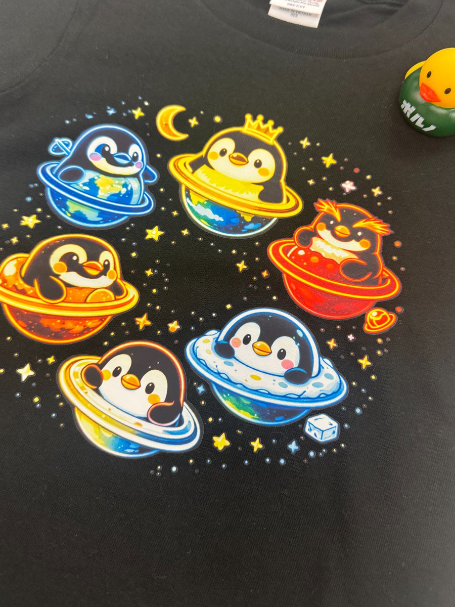CollaboShop's tweet photo. 毎年、「子供用Tシャツないですか？」とお声がけいただきます。今年は、スペース・宇宙・惑星、チビペンギンTシャツ作ってみました(/・ω・)/マゼフェスと関係ないって言わないでね…🐟
#マゼフェス上越
#マゼフェス https://t.co/19aBtGrT7j