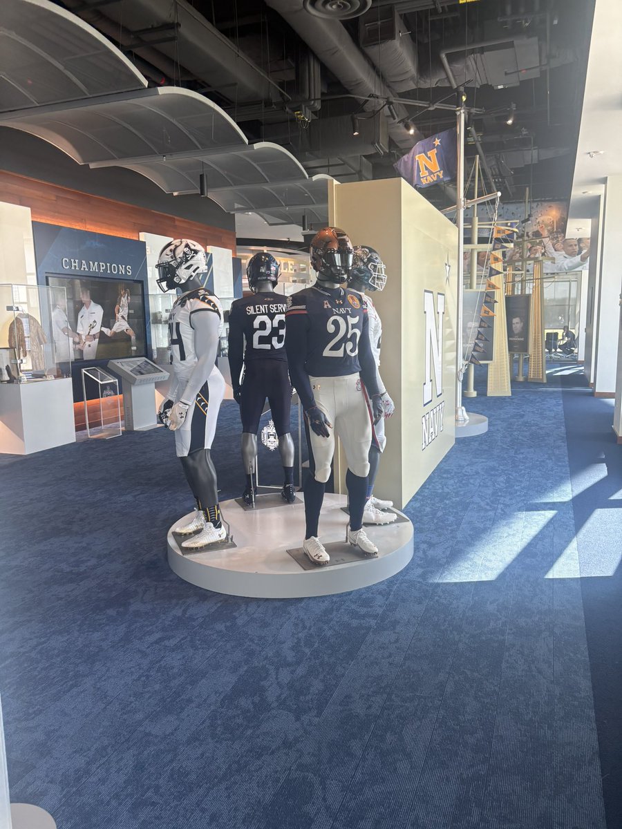 GilesBryce32688's tweet photo. Had an amazing visit to the Navy today! Thank you @D_WallCoach for inviting me up and I can’t wait to come back for camp!
@_CoachNew @NavyFB @CharlesMack19 @CoachButlergovs @VAGovsFootball https://t.co/Rff1ABb1MG