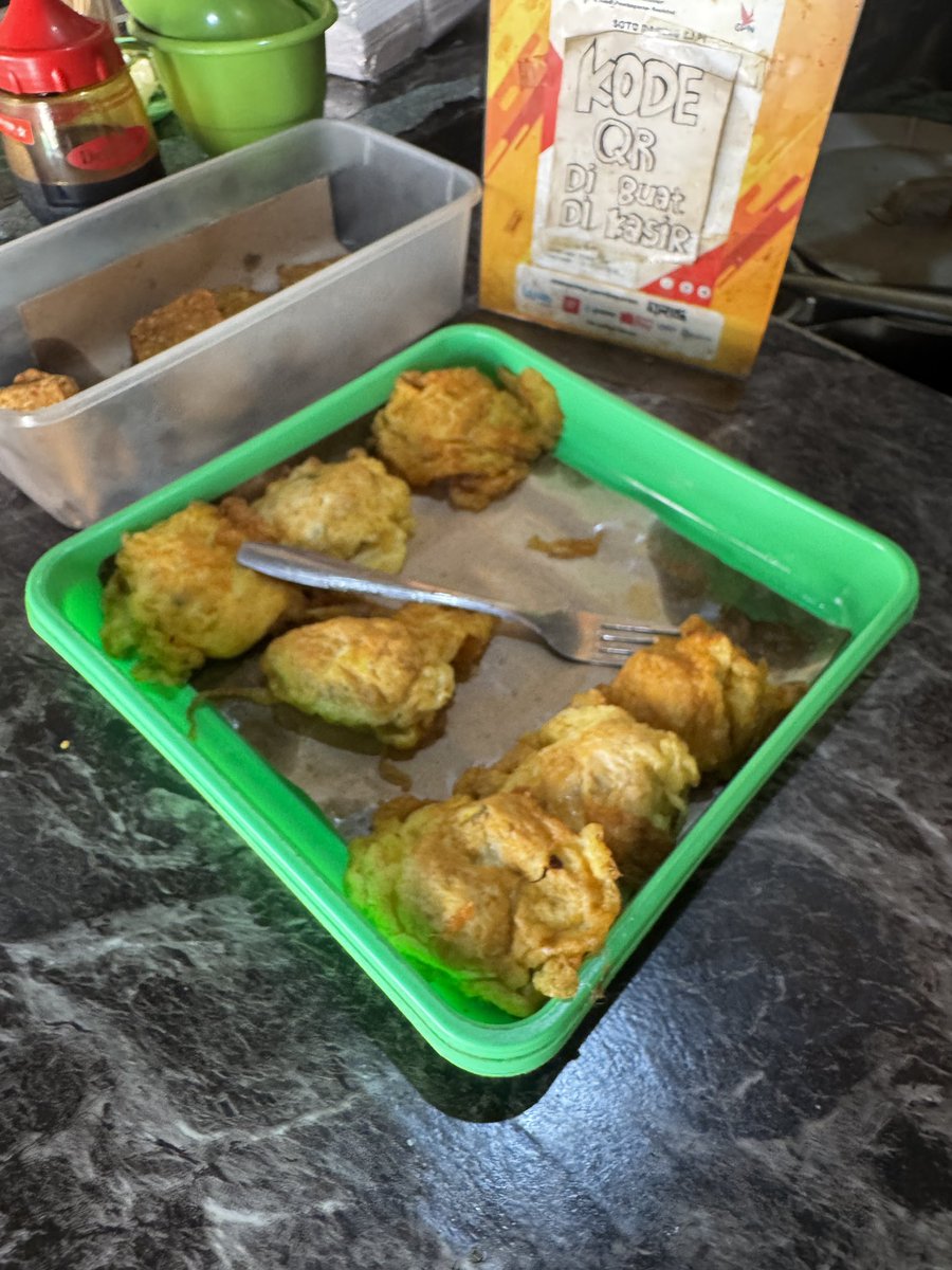 masakpartikelir's tweet photo. Soto Daging Sapi Pak Syamsul “LEJAR”, Pasar Colombo

Salah satu soto “unik” yang mewarnai persotoan duniawi di Jogja. Kuahnya tidak bening, mirip gagrak Lamongan tapi tanpa koya. Kaldunya dibuat dari bagian sandung lamur dan sengkel sapi. Kejutannya ada pada taburan bawang putih goreng. 

Isiannya sederhana saja. ￼ Nasi, tauge, daun seledri, dan daging. Standar. Yang tidak standar ada di lauk tambahannya.

Ada otak sapi goreng yang dibalur telur. Babat iso. Perkedel. Tempe garit kriuk. Semuanya lezat dan kenyal. Kondimen ada sambal yg agak encer, kicap manis, irisan jeruk nipis, dan lada.

Tempatnya cukup nyempil di sisi luar Pasar Colombo. Di antara toko buah dan toko makanan ringan. ￼ Tidak ada papan nama besar, tidak ada dekorasi. Kalau tidak tahu persis lokasinya, mudah kelewatan. Suasananya pasar betul, pembeli lalu-lalang, samar-samar terdengar suara tawar-menawar. ￼ Makan di sini terasa seperti ketidaksengajaan yang menyenangkan.

Arti kata LEJAR menurut abang yg jual adalah berkeringat kenikmatan saat menyanyap hidangan. 

Harganya liat sendiri ya, mau rate MBG atau mewah, monggo.

Sudah nyoto belum?
