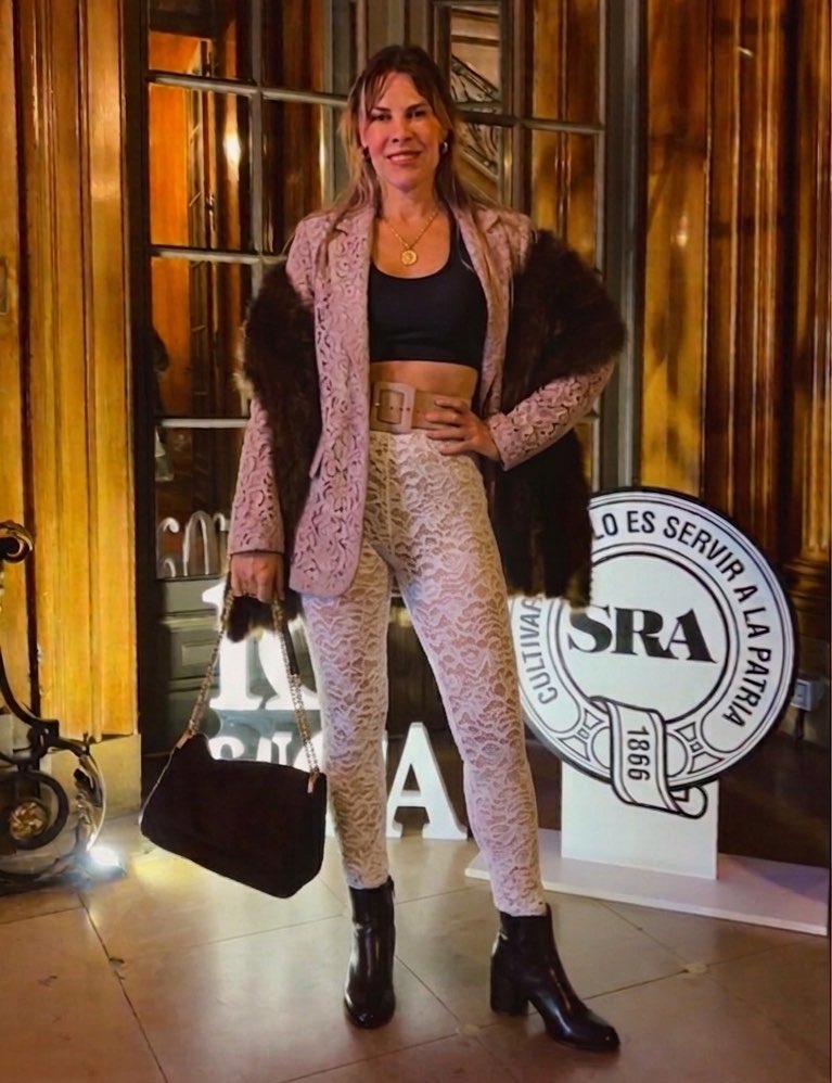 marthalamartha's tweet photo. 🚨 URGENTE | KAREM REIXSTAG SORPRENDE CON UN DISTINGUIDO LOOKS EN EVENTO DE LA SOCIEDAD RURELLE ARGENTINA https://t.co/WKhzD5w7fQ