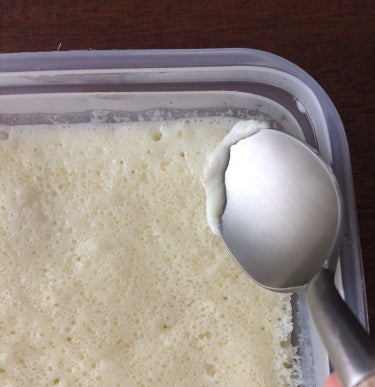 foodistnote's tweet photo. 山本ゆりさんが「究極に簡単」とおっしゃる牛乳ケーキです。たった5分で完成です。ホットケーキミックス、牛乳、サラダ油、砂糖を全部混ぜてチンするだけ。試作を何度も繰り返してついに完成したレシピだそうです。ちょっと甘いものがほしいときに最高です…！たくさんの方に届きますように！ https://t.co/nF1JfDTY4Y