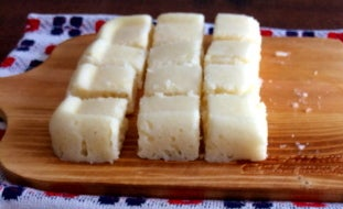 foodistnote's tweet photo. 山本ゆりさんが「究極に簡単」とおっしゃる牛乳ケーキです。たった5分で完成です。ホットケーキミックス、牛乳、サラダ油、砂糖を全部混ぜてチンするだけ。試作を何度も繰り返してついに完成したレシピだそうです。ちょっと甘いものがほしいときに最高です…！たくさんの方に届きますように！ https://t.co/nF1JfDTY4Y
