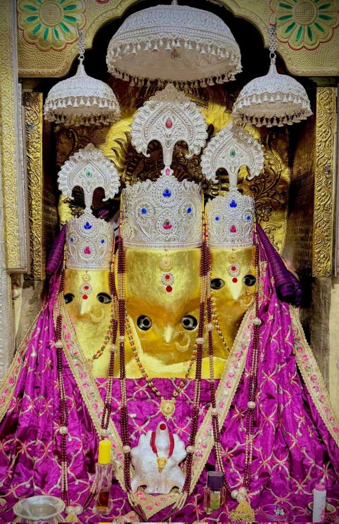drhiteshbajpai's tweet photo. ।। जय माँ बगलामुखी ।।

माँ बगलामुखी, नलखेड़ा के आज के प्रात: दर्शन आपके लिये।

आपका दिन शुभ हो।

अपना ध्यान रखिए!

॥ ॐ ह्लीं बगलामुखी सर्व दुष्टानां वाचं मुखं पदं स्तंम्भय जिव्हां कीलय बुद्धिं विनाशय ह्लीं ॐ स्वाहा ॥ 

👣जय माँ बगलामुखी जी 👣

😊🙏✌️ https://t.co/QDijENWgcT