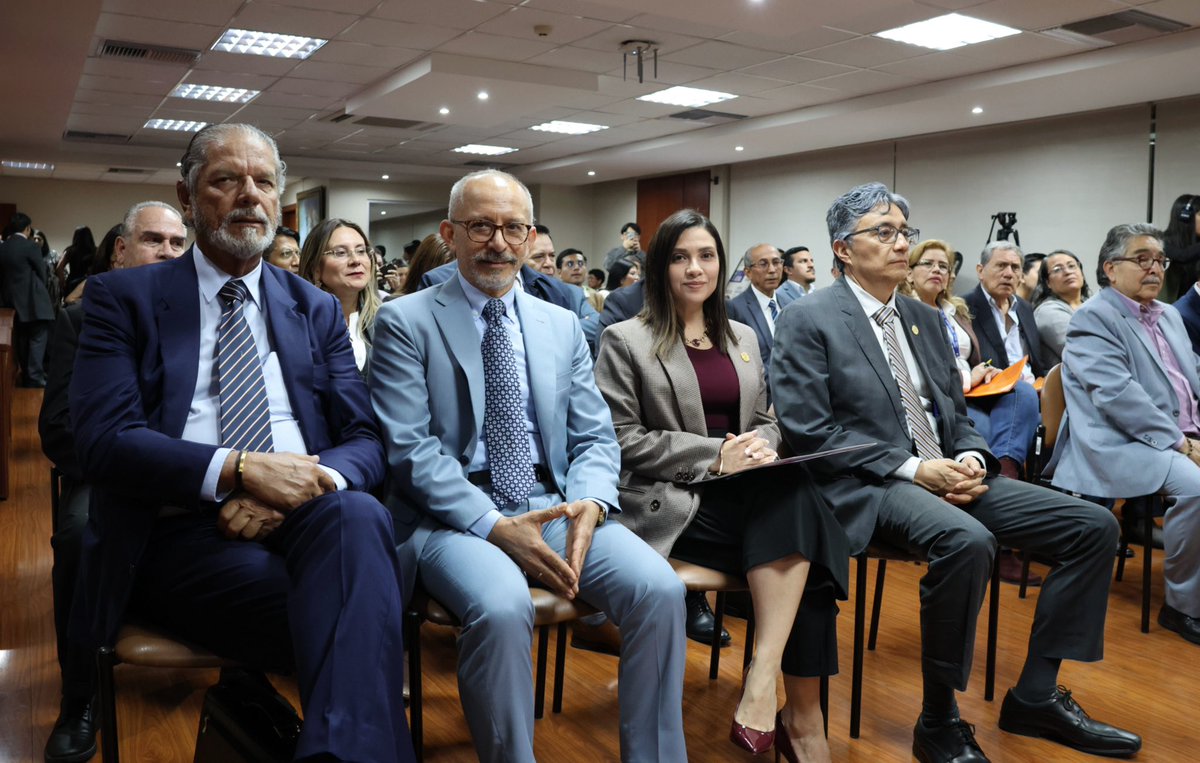 CJudicaturaEc's tweet photo. ⚖️ La presidenta del Consejo de la Judicatura, Mercedes Caicedo Aldaz (@mechascaicedo), participó en el evento “La admisión del recurso de casación: técnica, límites y sostenibilidad del sistema de impugnación”, organizado por la @CorteNacional.

En la jornada, que contó con la participación del presidente (e) de la @CorteNacional, Marco Rodríguez Ruiz, así como de jueces y conjueces de este alto tribunal, la doctora Caicedo resaltó el carácter extraordinario del recurso de casación y su importancia para garantizar la correcta aplicación de la ley y la seguridad jurídica. 🧵
