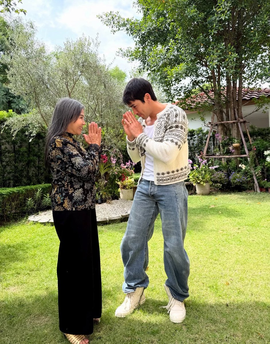 afnannys's tweet photo. ก็ว่าทำไมเสื้อพี่แบดูแน่น ๆ ใส่เสื้อภรรยานี่เอง🤭😂 https://t.co/2FThlqt604