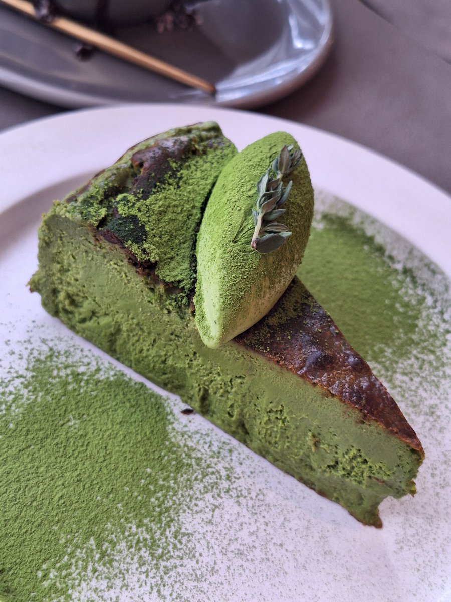 kamabokomp's tweet photo. ピスタチオラテと抹茶バスクチーズケーキなのだ！とってもおいしかったのだー https://t.co/8GElwSHTvR