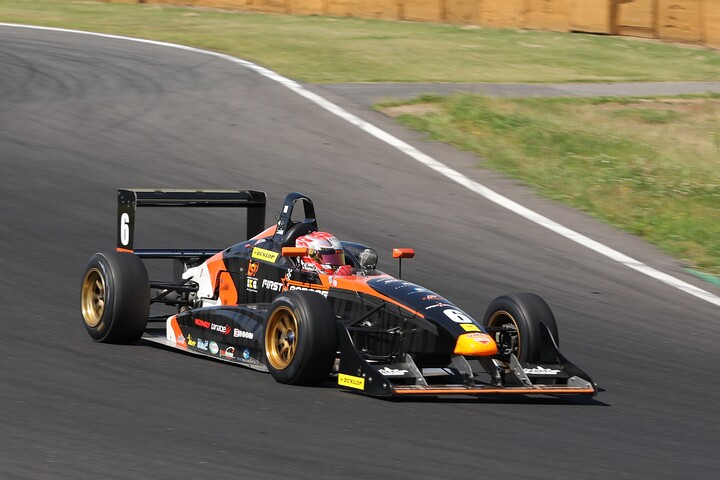 fmotor's tweet photo. F-Be: 第5戦筑波決勝　酒井翔太��敵なし、ポール・ツー・ウインの完勝 https://t.co/fo1N7sGfe1 #formulabeat https://t.co/wqQ5Rv6vvs