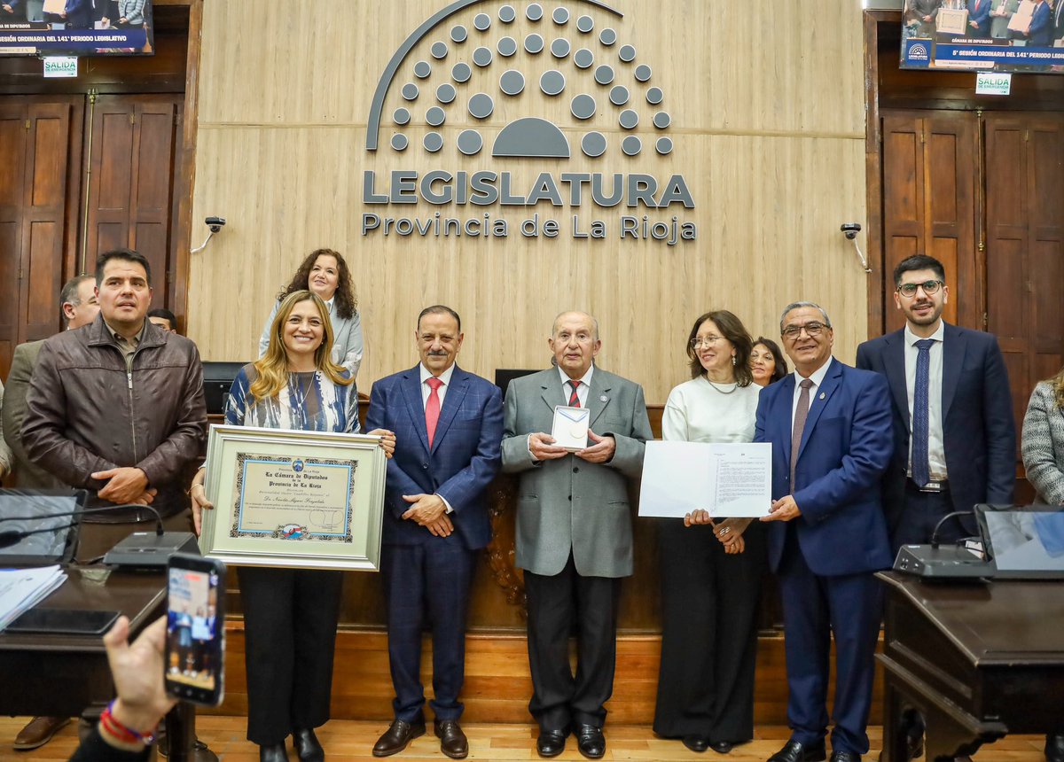 QuintelaRicardo's tweet photo. Hay hombres que dejan una huella profunda en la historia de nuestros pueblos. Lázaro Fonzalida es uno de ellos.
Un compañero que se desempeñó como abogado e intendente. Como legislador tuve el honor de compartir bancada; pero sobre todo destaco su gran labor como servidor público, porque hizo de la cercanía con la gente una forma de vida. Su casa siempre estuvo abierta, su compromiso nunca tuvo horarios y su vocación por ayudar fue una constante a lo largo de los años.
Hoy le expresamos nuestro reconocimiento y gratitud por una trayectoria construida con trabajo, convicciones y un inmenso amor por Chilecito y por La Rioja.
Gracias, querido Lázaro, por todo lo que has dado a nuestra provincia.