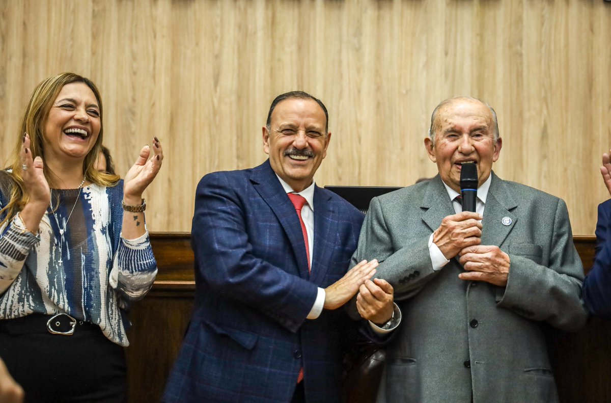 QuintelaRicardo's tweet photo. Hay hombres que dejan una huella profunda en la historia de nuestros pueblos. Lázaro Fonzalida es uno de ellos.
Un compañero que se desempeñó como abogado e intendente. Como legislador tuve el honor de compartir bancada; pero sobre todo destaco su gran labor como servidor público, porque hizo de la cercanía con la gente una forma de vida. Su casa siempre estuvo abierta, su compromiso nunca tuvo horarios y su vocación por ayudar fue una constante a lo largo de los años.
Hoy le expresamos nuestro reconocimiento y gratitud por una trayectoria construida con trabajo, convicciones y un inmenso amor por Chilecito y por La Rioja.
Gracias, querido Lázaro, por todo lo que has dado a nuestra provincia.