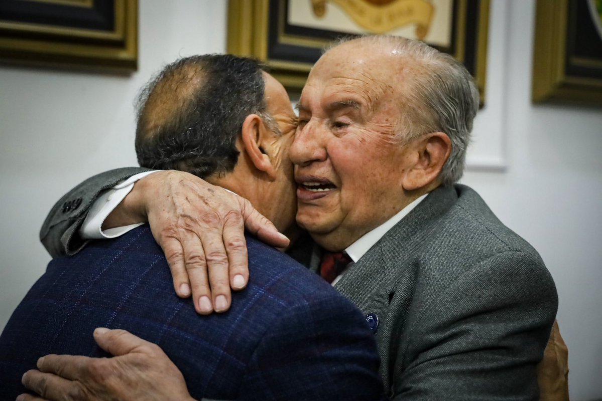 QuintelaRicardo's tweet photo. Hay hombres que dejan una huella profunda en la historia de nuestros pueblos. Lázaro Fonzalida es uno de ellos.
Un compañero que se desempeñó como abogado e intendente. Como legislador tuve el honor de compartir bancada; pero sobre todo destaco su gran labor como servidor público, porque hizo de la cercanía con la gente una forma de vida. Su casa siempre estuvo abierta, su compromiso nunca tuvo horarios y su vocación por ayudar fue una constante a lo largo de los años.
Hoy le expresamos nuestro reconocimiento y gratitud por una trayectoria construida con trabajo, convicciones y un inmenso amor por Chilecito y por La Rioja.
Gracias, querido Lázaro, por todo lo que has dado a nuestra provincia.
