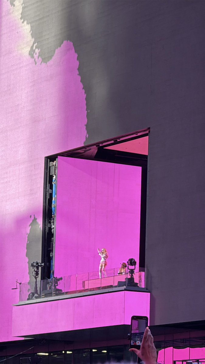 terrificallyt's tweet photo. tonight at @DeathBecomesBwy 

“Brought to you by Madonna… I am a material girl!” 

“What do you wanna do Mad?” “I don’t know, what do you want to do?” 
“Let’s go see Madonna!” 

Could you tell Madonna had a pop-up in Times Square at half hour? https://t.co/hgoBysh2VH