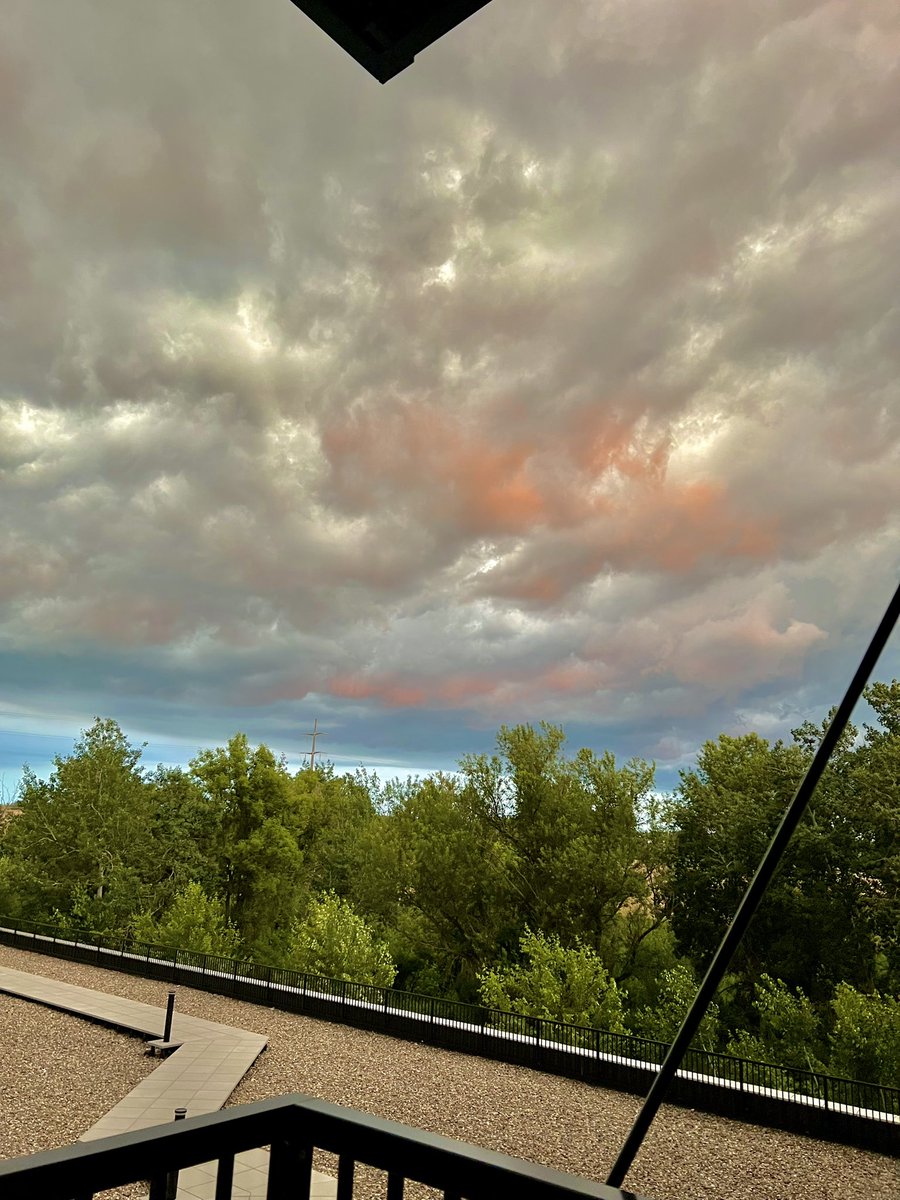 br3larson's tweet photo. Clouds out there Trying to be sunsetty but stormy https://t.co/izerFJk6Wx