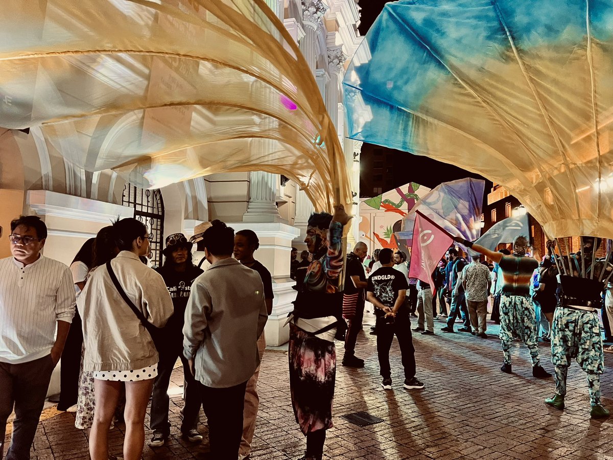 FITeatroCali's tweet photo. ¡La energía en la entrada estaba a otro nivel! 📸

Ver la expectativa y las ganas de la gente por vivir esta fiesta nos confirma que el teatro nos une y nos mueve. 🎭🚶‍♂️🚶‍♀️

#FITCali2026 #CulturaCali https://t.co/9dKlr6rZ4Z