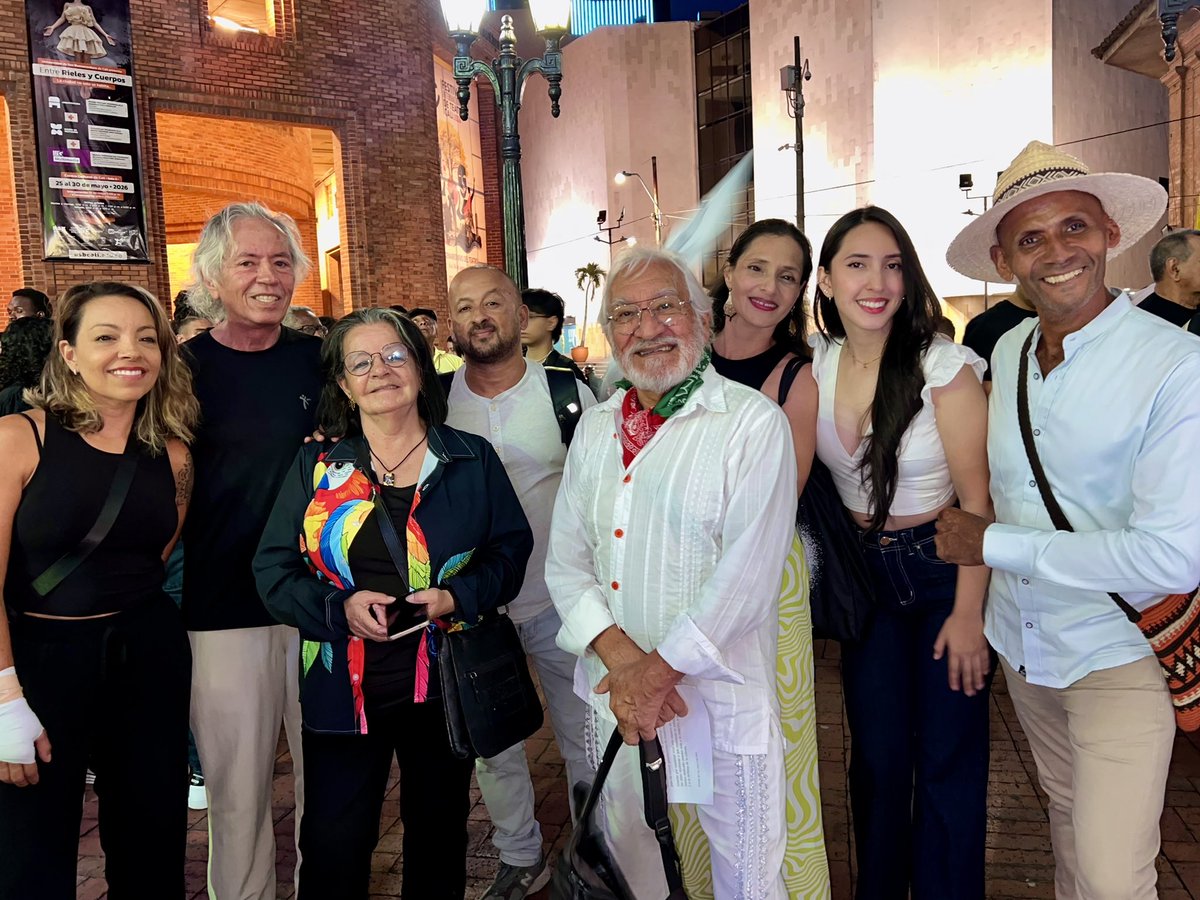 FITeatroCali's tweet photo. ¡La energía en la entrada estaba a otro nivel! 📸

Ver la expectativa y las ganas de la gente por vivir esta fiesta nos confirma que el teatro nos une y nos mueve. 🎭🚶‍♂️🚶‍♀️

#FITCali2026 #CulturaCali https://t.co/9dKlr6rZ4Z