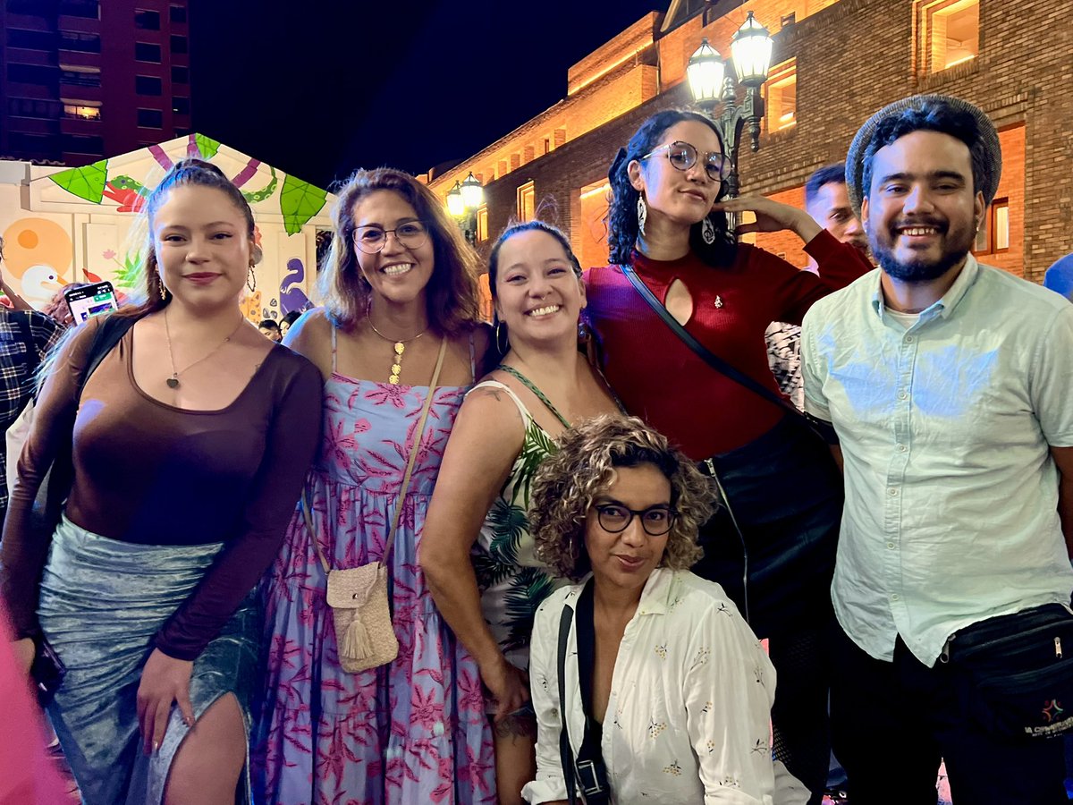 FITeatroCali's tweet photo. ¡La energía en la entrada estaba a otro nivel! 📸

Ver la expectativa y las ganas de la gente por vivir esta fiesta nos confirma que el teatro nos une y nos mueve. 🎭🚶‍♂️🚶‍♀️

#FITCali2026 #CulturaCali https://t.co/9dKlr6rZ4Z
