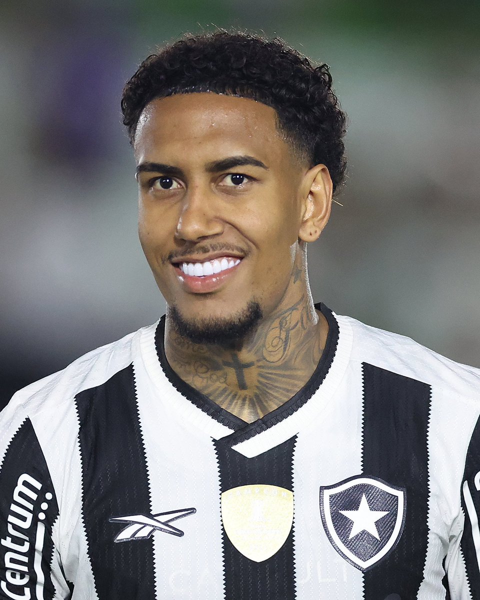 informafogo's tweet photo. “Eu não fiquei no banco contra o Atlético de Madrid. Não foi por opção do treinador. Rwan Cruz e eu saímos na porrada. Eu estava com o olho roxo. Ele, com a testa machucada. Ninguém soube disso. Foi para valer mesmo, (briga) de gente grande. E fica dentro do vestiário.”

— Marçal, ao UOL