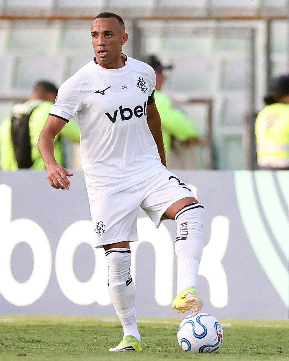 informafogo's tweet photo. “Eu não fiquei no banco contra o Atlético de Madrid. Não foi por opção do treinador. Rwan Cruz e eu saímos na porrada. Eu estava com o olho roxo. Ele, com a testa machucada. Ninguém soube disso. Foi para valer mesmo, (briga) de gente grande. E fica dentro do vestiário.”

— Marçal, ao UOL