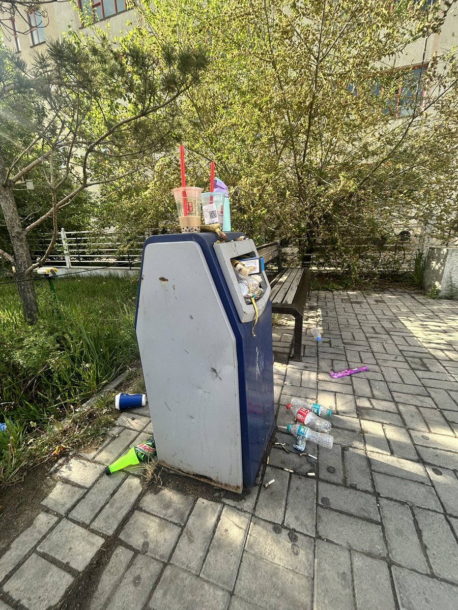 Undram's tweet photo. CU, GS25 идэж уусан авсан юмныхаа хогийг хаях боломжтой, бусад үйлдвэрлээд байгаа хогоо өөртөө авч явж байгаад гэртээ хаяхад  болно. 

Хогийн сав блаа гээд хоггүй болдоггүй.

Идэж уухаа зохицуулж сурах хэрэгтэй.

Цэвэр ус авч бхаар усны савандаа хийгээд уугаад явж байсан нь дээр ернол