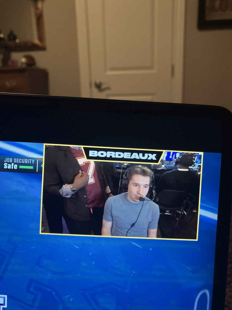 SeaOfRedWT's tweet photo. @bordeauxyoutube is that Michael Vick????? https://t.co/GrKnO7YxQN