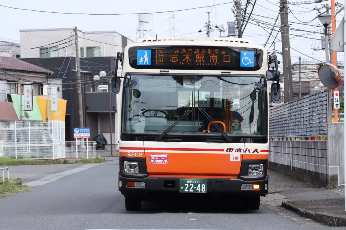 poke0911f's tweet photo. #誰が見分けつくねん選手権

←いすゞ
　日野→ https://t.co/fomIY6HwoM