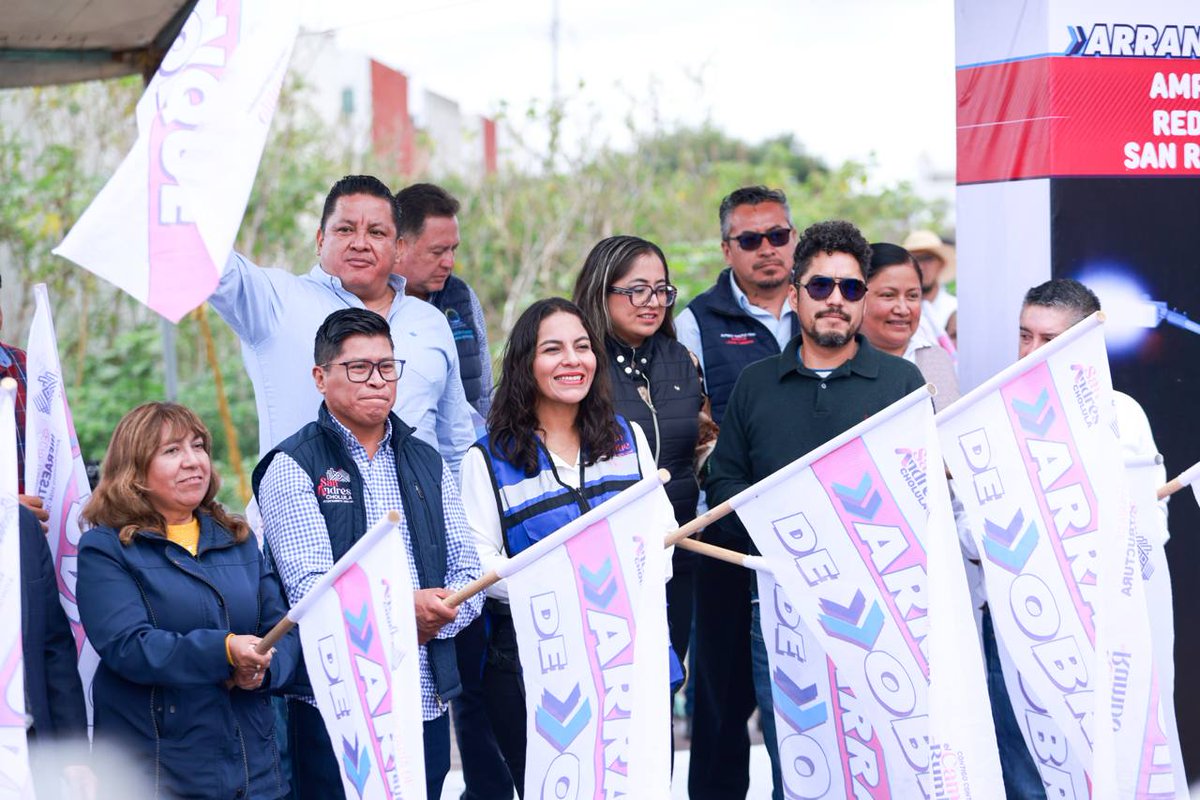 Foro21's tweet photo. 🚨💡 INICIAN AMPLIACIÓN DE RED ELÉCTRICA EN SAN RAFAEL COMAC; LUPITA CUAUTLE ABATE REZAGO EN INFRAESTRUCTURA BÁSICA

La presidenta de San Andrés Cholula da el banderazo de salida a las obras de electrificación sobre la calle 5 Sur. 🏛️⚡ De acuerdo con la ficha técnica del proyecto:

🔹 Compromiso social: “Llevar servicios básicos no es una concesión, es una obligación institucional para generar equidad”: @LupitaCuautleT . 
🔹 Estándar federal: Los trabajos técnicos son validados bajo la normativa de la CFE para asegurar su correcto funcionamiento. 
🔹 Alcance técnico: Instalarán 12 postes de concreto, 2 transformadores de poste, 14 registros con marco/contramarco y ductería subterránea. 
🔹 Impacto integral: La ampliación de la red eléctrica en la junta auxiliar garantizará mayor seguridad pública y mejorará el entorno de las familias.

🔗 Consulta el mapa de las calles beneficiadas y los tiempos de ejecución de la obra aquí: https://t.co/W7v4vGIVXR

#Foro21 #Cholula #LupitaCuautle #Puebla #CFE #Infraestructura #Seguridad #ÚltimaHora