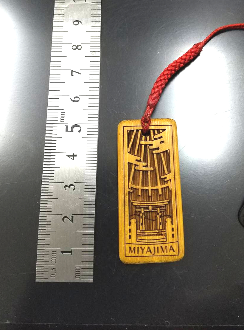 Subcal_Biz's tweet photo. 宮島根付の新しい試作版を作って耐久テスト＾＾

お客様から、もう少し小さいサイズで丈夫なものとのご要望。

こちらは今までの根付と比べると強度のUPの為、一枚板で材質を変更。透かしの部分無くし、深い掘り込みで立体を表現。
商品化まであと少し！
裏にも彫刻はありますが、強度はバッチリです！ https://t.co/EhThGzF8j7