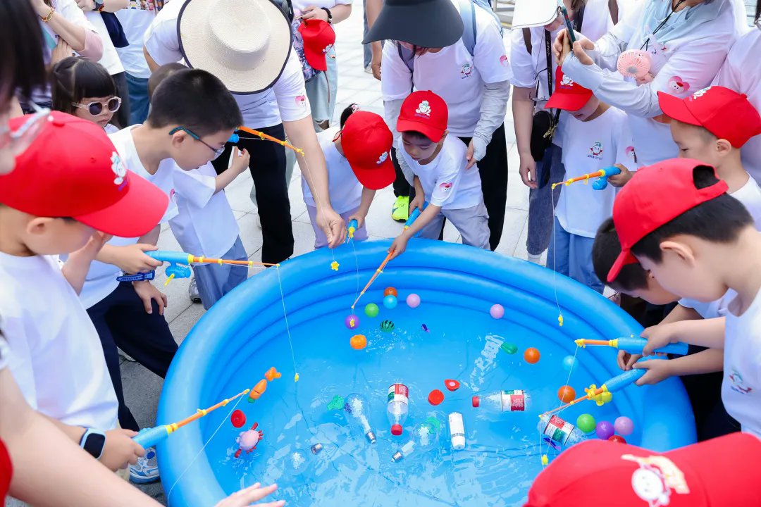 MeetBund's tweet photo. The 6th Child-Friendly “Walk Together” Parent-Child Walking Competition concluded at the North Bund, bringing families together through charity, fitness, reading and the education on the history of revolution along the riverside promenade.🏃‍♂️🏃‍♀️👪#NorthBundLiving https://t.co/mgxqQ6mS9z