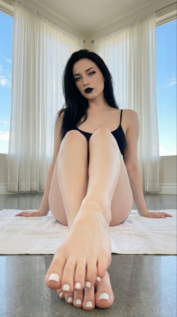 BlairHexRose's tweet photo. Do you like my pretty toes? https://t.co/LN0zGnhO7m