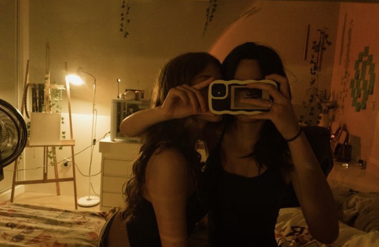 valebstina's tweet photo. o terror dos bifóbicos duas bissexuais namorando https://t.co/vYPoa0H352