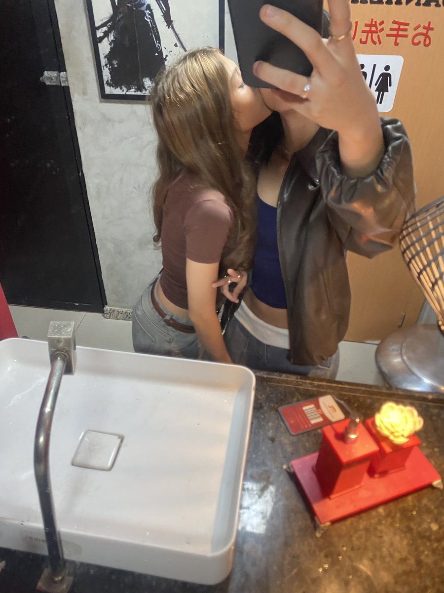 valebstina's tweet photo. o terror dos bifóbicos duas bissexuais namorando https://t.co/vYPoa0H352
