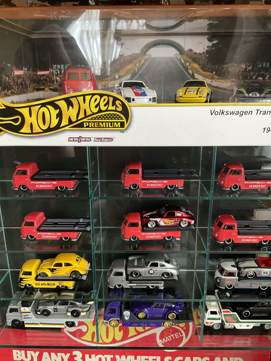 hotwheelstinian's tweet photo. 明日は何を持って行こうか？
そんな時が好き♪♪
ポルシェツーリング

#ポルシェ　#Porsche  #ミニカー　
#ホットウィール情熱日記 https://t.co/95wmkvBqkh