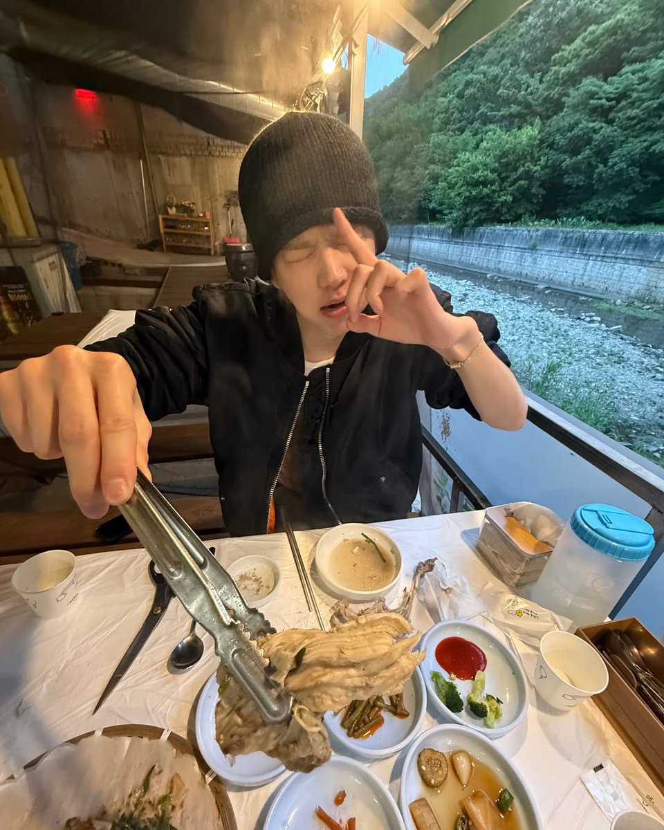 x117130's tweet photo. 왜 나만!!!!! 
내 친구들은 다 캐비가서 
생맥 마시는데
왜!!!! 나만!!!! 
한방능이토종
오골계백숙이야!!!!!!
                                 더후나 
                               일단 한번만 먹어봐
                               먹어보고말해
                                제발 https://t.co/TmxK3bMTLr