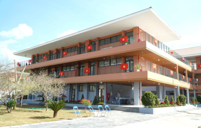 eliseslight's tweet photo. "COMMUNISM STARVES ITSELF?"🙄
FREE EDUCATION in 1 of the poorest provinces on Vietnam's border looks like this.
The project comprises 229 boarding schools for all levels, creating conditions for the comprehensive development of education in 229 land border communes.🇻🇳 https://t.co/ws0GuLL4la