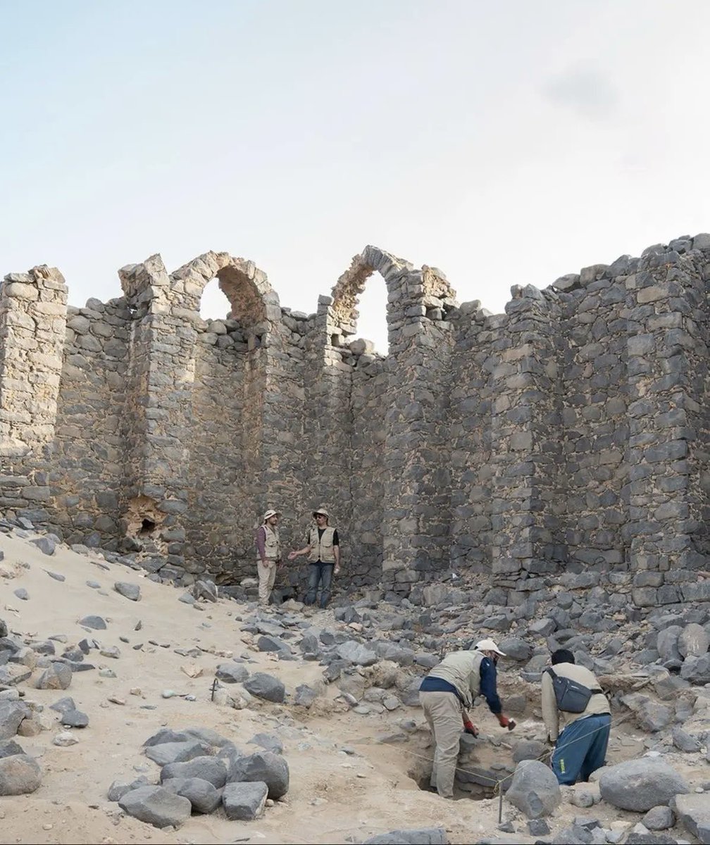 mn50a_'s tweet photo. السعودية تعلن اكتشافات تاريخية في ميقات الجحفة الأثري شمال غرب مكة:

• اكتشاف أكثر من 1700 قطعة أثرية متنوعة.

• شملت المعثورات قطعًا فخارية وزجاجية وحجرية وأصدافًا ومشغولات أثرية.

• الكشف عن قناة مائية يُرجح أنها كانت تخدم الحجاج والمسافرين.

• العثور على 13 شاهد قبر تعود بعضها إلى العصرين الأموي والعباسي.

المصدر :
اخبار السعودية

• أظهرت المعثورات وجود آثار قادمة من الشام ومصر والحبشة.