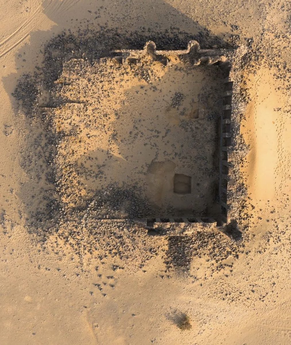 mn50a_'s tweet photo. السعودية تعلن اكتشافات تاريخية في ميقات الجحفة الأثري شمال غرب مكة:

• اكتشاف أكثر من 1700 قطعة أثرية متنوعة.

• شملت المعثورات قطعًا فخارية وزجاجية وحجرية وأصدافًا ومشغولات أثرية.

• الكشف عن قناة مائية يُرجح أنها كانت تخدم الحجاج والمسافرين.

• العثور على 13 شاهد قبر تعود بعضها إلى العصرين الأموي والعباسي.

المصدر :
اخبار السعودية

• أظهرت المعثورات وجود آثار قادمة من الشام ومصر والحبشة.