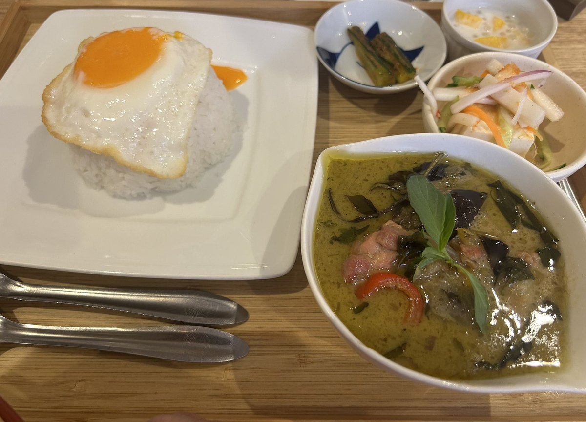 arukeiii's tweet photo. グリーンカレー

カレーの中でも好きなジャンルだけどこちらのは特に美味しかった。
すごく��いわけでもないのに食後に身体が火照るのはスパイスしっかり使っているんだろうな。 https://t.co/1q0sTbKORL
