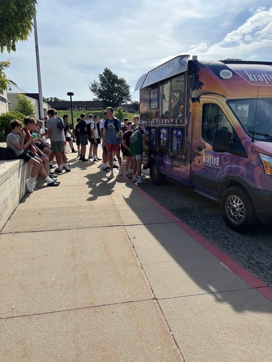 stangbball's tweet photo. Thank you to @KONAICE for stopping by at our Summer Basketball Camp today #iahsbkb https://t.co/ZXYpbq4Xt1