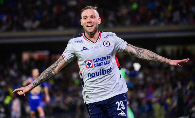 YeloCaz's tweet photo. Un abrazo de gol para los Americanistas y los de Pumas que están pasando una difícil situación en sus clubes. https://t.co/fu33nC7M7d