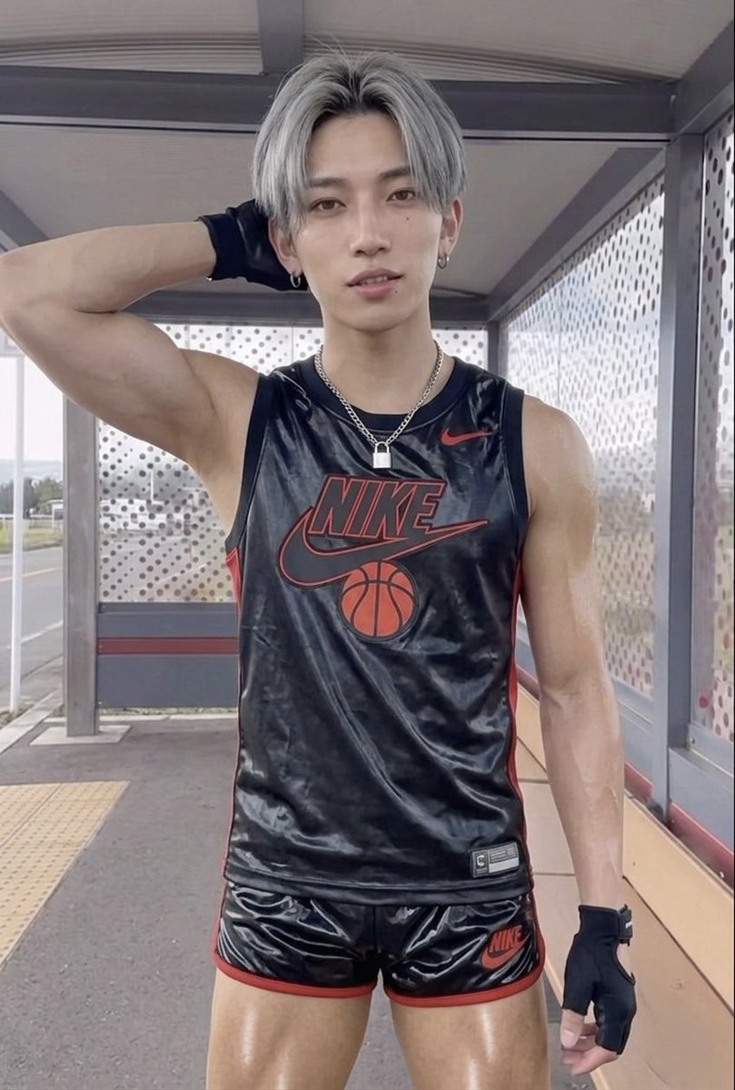 kazuki11soccer's tweet photo. 彼も撮影でベリーショートパンツと太ももを映すのが重要だって分かったみたいです😆 https://t.co/zQufM24OeS