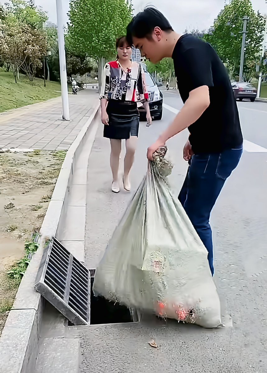 CYoung34229's tweet photo. A stranger helped me carry my heavy groceries in the rain today—small act, huge warmth that made my whole day. Still smiling! ， https://t.co/0QdQuIaO9m
