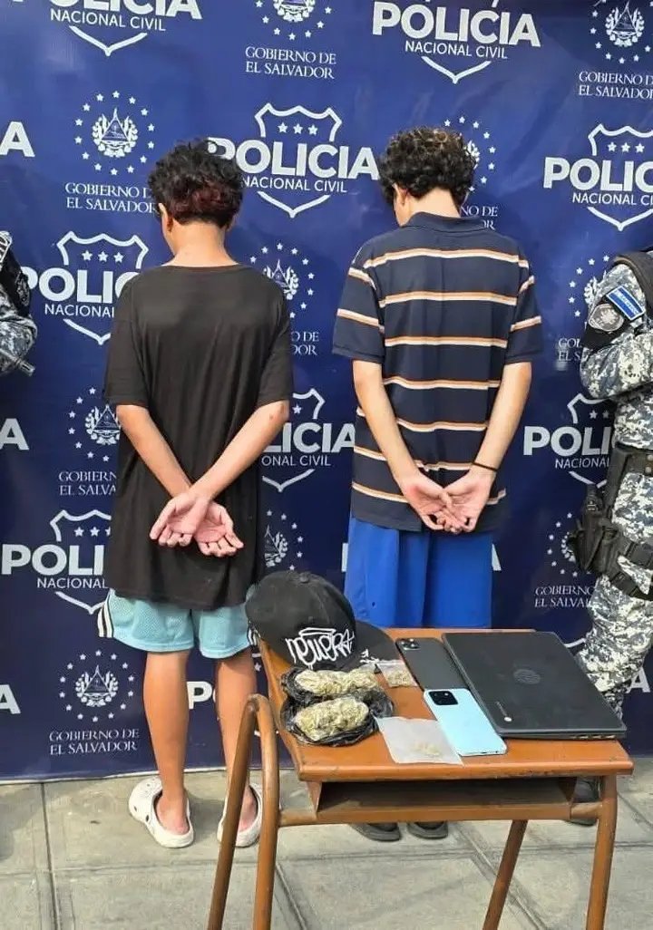 MAXGLASSV's tweet photo. 2 menores en Apopa 
Son capturado se les encontró droga y computadora del gobierno y gorra alusiva a la pandilla https://t.co/rwzOM4JgH8