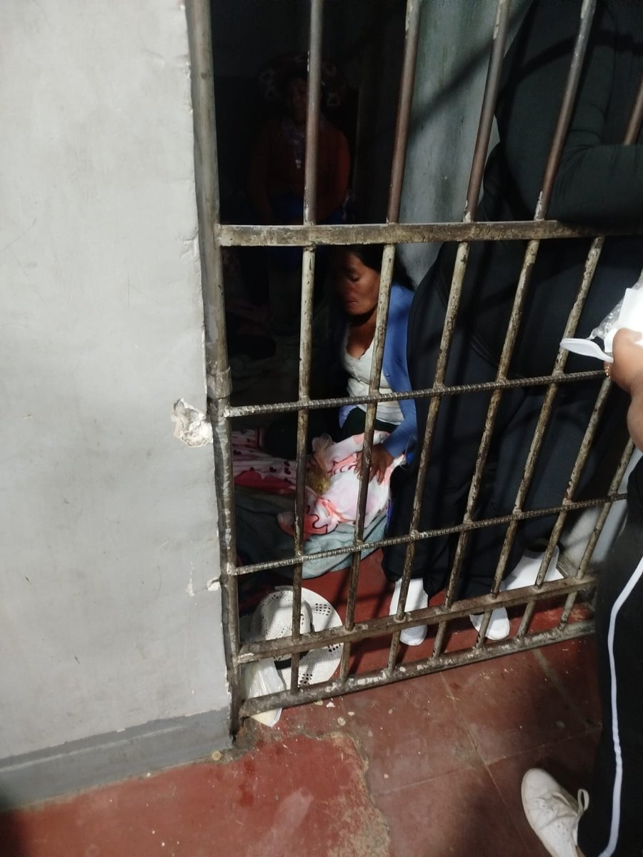 caos_desorden's tweet photo. #Urgente
¡Grave denuncia desde Cochabamba!
Comunarios y dirigentes reportaron la detención de más de una decena de personas durante un operativo policial en el Cruce Tarata, punto de bloqueo instalado en demanda de la renuncia de Rodrigo Paz. Según la denuncia, hombres y mujeres fueron arrestados y trasladados a dependencias policiales, mientras en el lugar quedaron abandonados documentos personales, teléfonos celulares, mochilas y otras pertenencias. También se denunció la presencia de mujeres con niños pequeños durante la intervención.

De acuerdo con un informe preliminar de la Asamblea Permanente de Derechos Humanos de Cochabamba (APDHC), entre las personas detenidas se encuentran Sonia Choque Umacacho, Hilaria Vásquez Ichani, Roxsalia Sánchez Huhaytari, Serafina Serrano, Marisol Quintela Cuéllar, Andrés Mences Bonbelq, Timoteo Toco Cari, Filemón Vásquez, Julio Rojas Molina, Simón Saramani Caramachi, Humberto Vega Rioja, Trifonio Chissi Mena, Rodrigo Echevarría Mendizábal, Santiago Nogales Huaywati, Albert Reyes Jiménez, Teófilo Santa María Yucra, Bernabé Yapiticona Flores y Gabino Choquevillca Mamani. Se exige información sobre su situación jurídica, garantías para su integridad física y el respeto irrestricto al debido proceso y a los derechos humanos.
#Bolivia