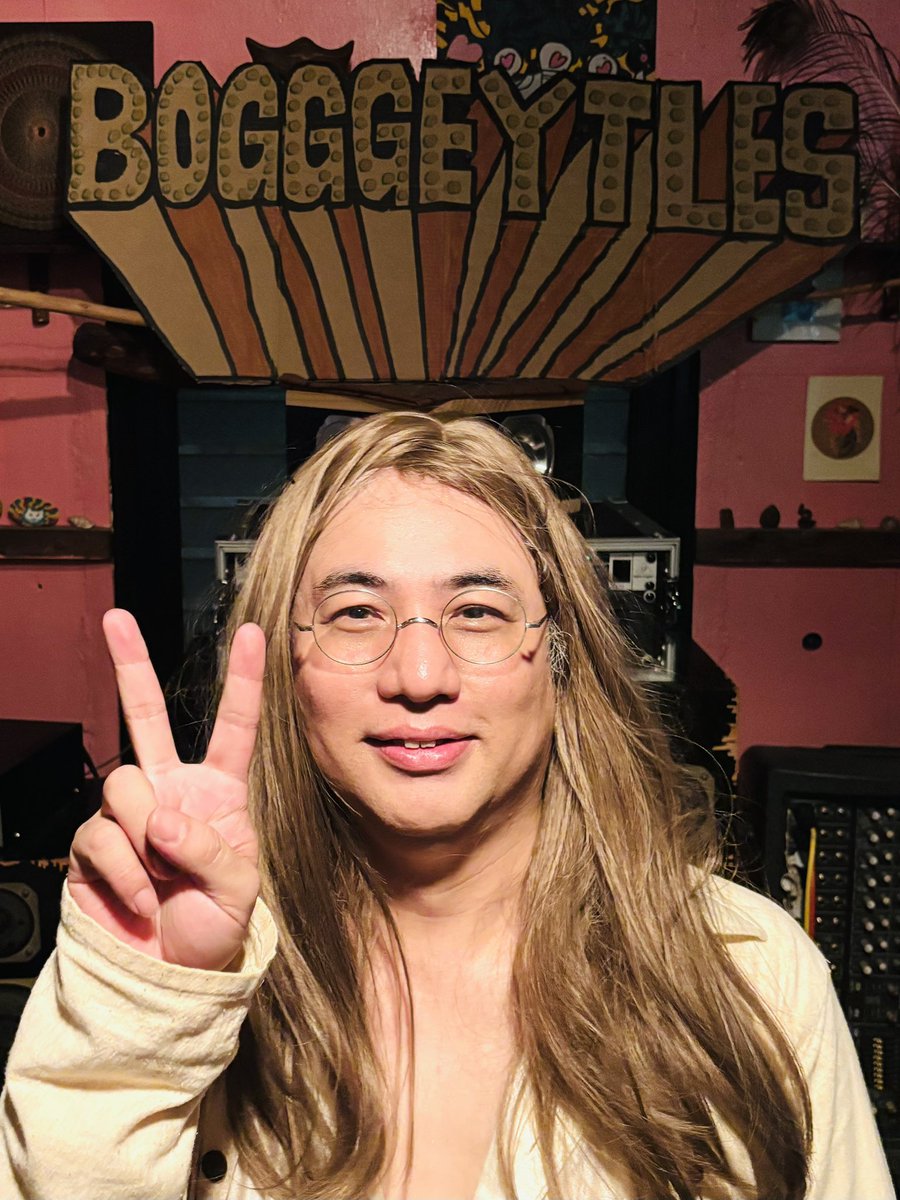 BoGGGeY's tweet photo. 昨夜は「ボギー52歳誕生祭」、お祝いしてくれた皆さん本当にありがとうございました✨ボギートルズ公演2時間で36曲さすがにくたくたですが、幸せな充足感に包まれています。バカなことやるのが自分なりの平和運動！これからもどうぞよろしくねLOVE&amp;PEACE✌️ https://t.co/t8beRDims8