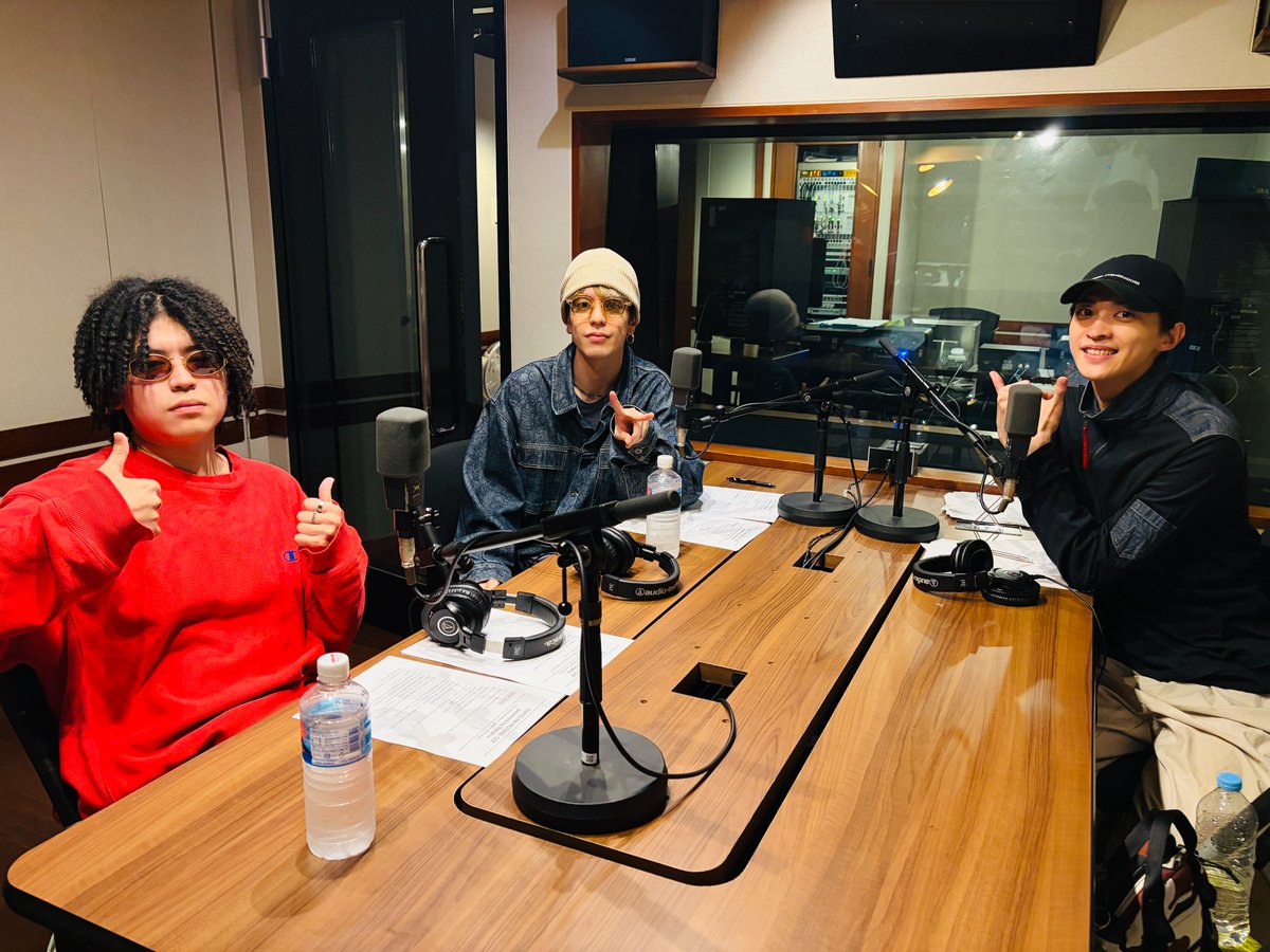 FESTIVALOUT's tweet photo. TOKYO FM📻
#FESTIVALOUT powered by Fanplus

今夜のゲスト #Doona の
GENKIさん、RINTAさんと📸

1st アルバム『Doona』は
今のDoonaの名刺代わり！

収録が盛り上がりすぎて、
放送で収まり切らなかったトークは
後日アップするアーカイブでぜひ聴いてください🎧

@DoonaOfficial #別府由来 https://t.co/SnCyws6QY8