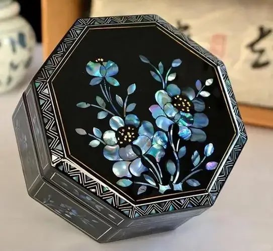 ShanxiTimes's tweet photo. 【 #ICH 】Pingyao Polished Lacquerware — a national intangible cultural heritage🤩 https://t.co/EH4F9glWNc