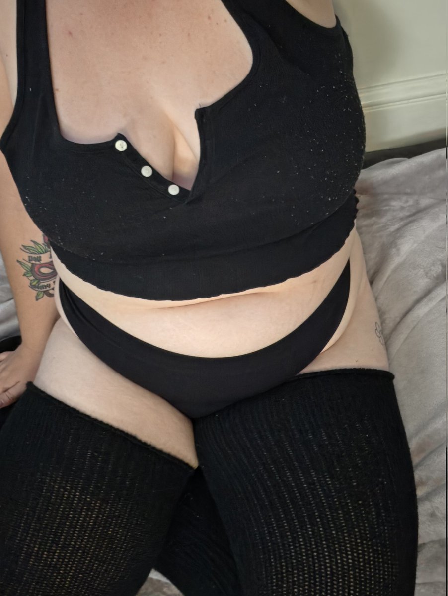 EmberDoesStuffs's tweet photo. I'm so comfy, why don't you get cozy with me? https://t.co/Gaa369IVym