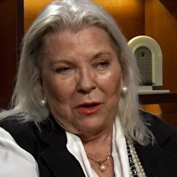 clarincom's tweet photo. CARRIÓ LANZÓ UNA ADVERTENCIA CONTRA MILEI Y PETER THIEL

Elisa Carrió publicó una dura carta en la que advirtió que la Argentina estaría siendo utilizada como un “experimento social” vinculado a intereses tecnológicos y económicos impulsados por el empresario estadounidense Peter Thiel. La líder de la Coalición Cívica expresó preocupación por la desregulación de la inteligencia artificial y el avance de grandes corporaciones sobre las instituciones. Convocó a una "resistencia desde la conciencia"

Testimonios

“Argentina es el lugar elegido para un experimento social de terribles consecuencias para la libertad humana”.

“A los valientes, a los abuelos, a los padres y a los jóvenes los llamo a decir no”

(+) en Clarín: https://t.co/AqJgRDosUP
