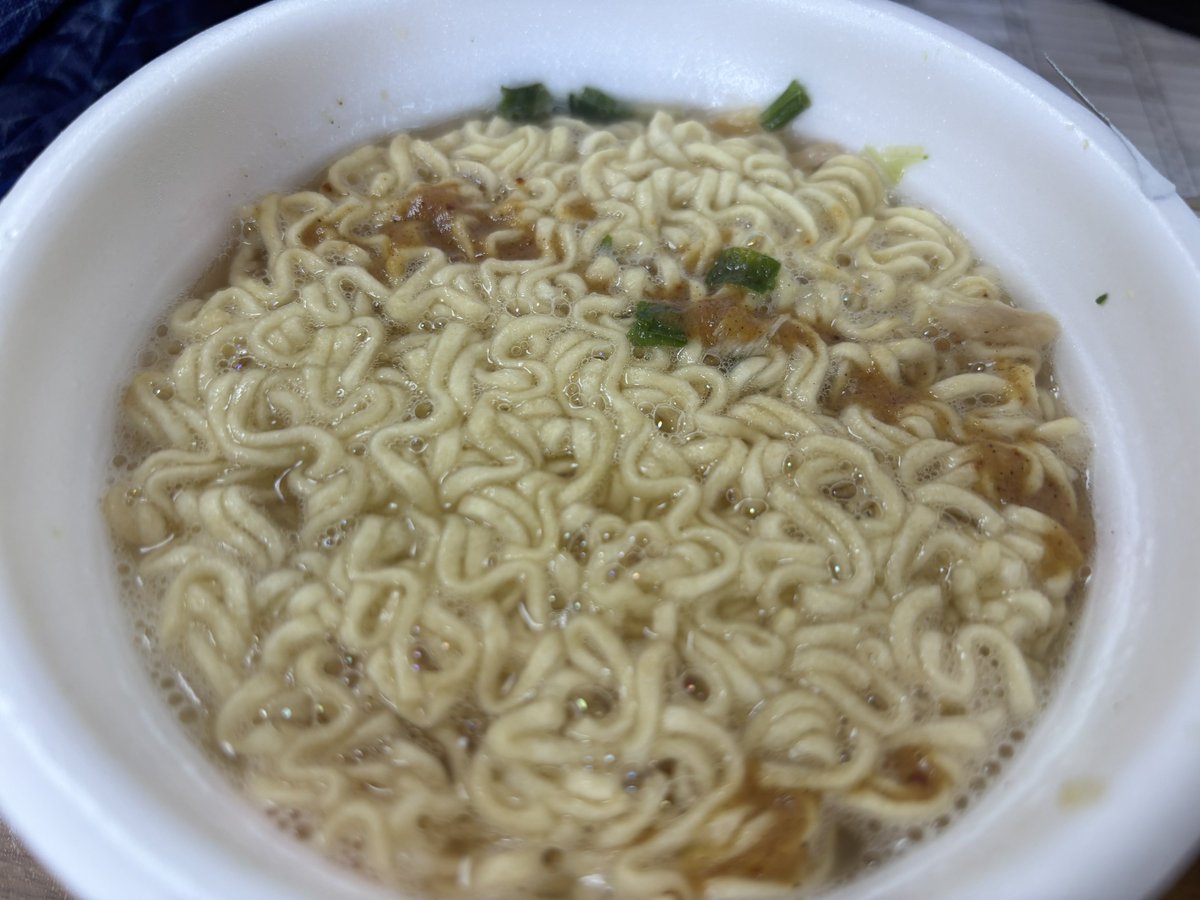 drjpstudies's tweet photo. 今回の #セブンイレブン の韓国フェアで、韓国人コミュニティから最も高い支持を得ていたのが、このサバル麺の参鶏湯。韓国でも販売していない商品なのだが、スープの封を開けると共に広がる参鶏湯の高麗人参やニンニクの香りがマジで本格的だった。
ネットで「サラダチキンをちぎって入れたら本格的」とあったので入れたらこれも良き。スープにはフリーズドライの鶏肉やニンニクも入っていて、さらに美味しかった。
妻様曰く「麺はアペタイザーにして、残ったスープに白ごはんを入れて食べるのが正解」と仰ってたのでやってみたら大正解でした。

美味しかった。
