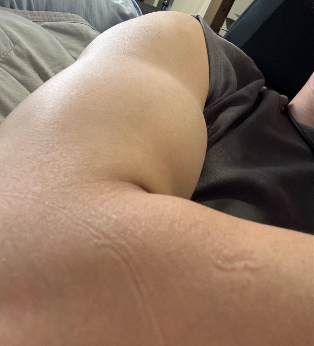 dn_dn_kn's tweet photo. 夜勤終わったー😫
自重トレにハマりチ○コも鍛えて🥰
金曜日のオジ様☺️オカズ下さいませー https://t.co/dH9d7sM28K